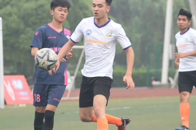 记者：拉菲尼亚已抵达英格兰，将加入巴萨的季前训练营